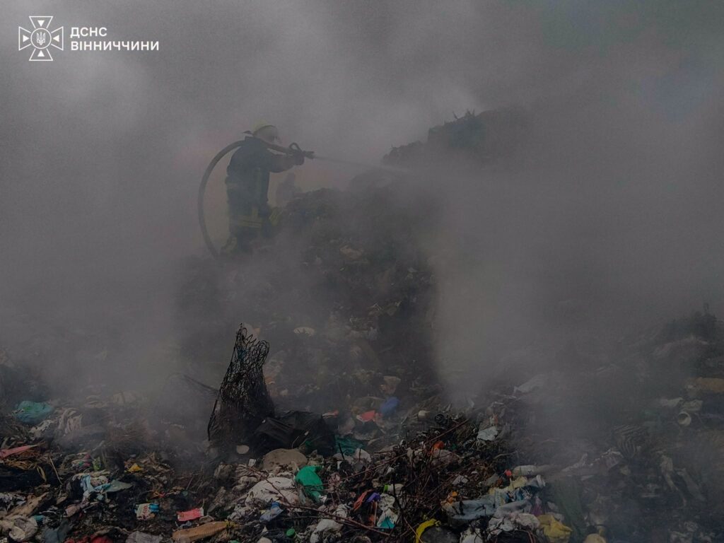 Коротке замикання та недопалок: на Вінниччині рятувальники ліквідували дві пожежі за добу