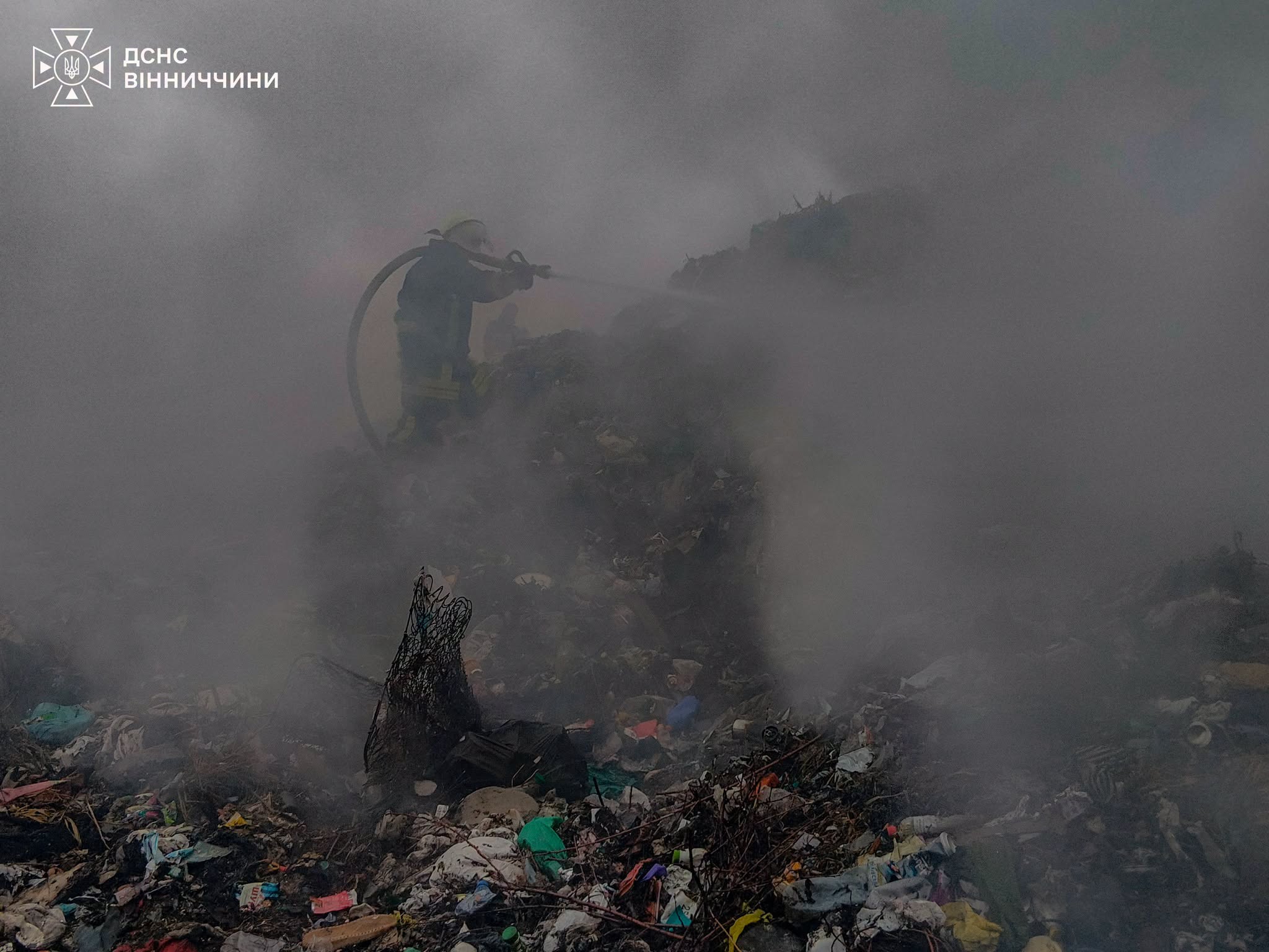 Коротке замикання та недопалок: на Вінниччині рятувальники ліквідували дві пожежі за добу