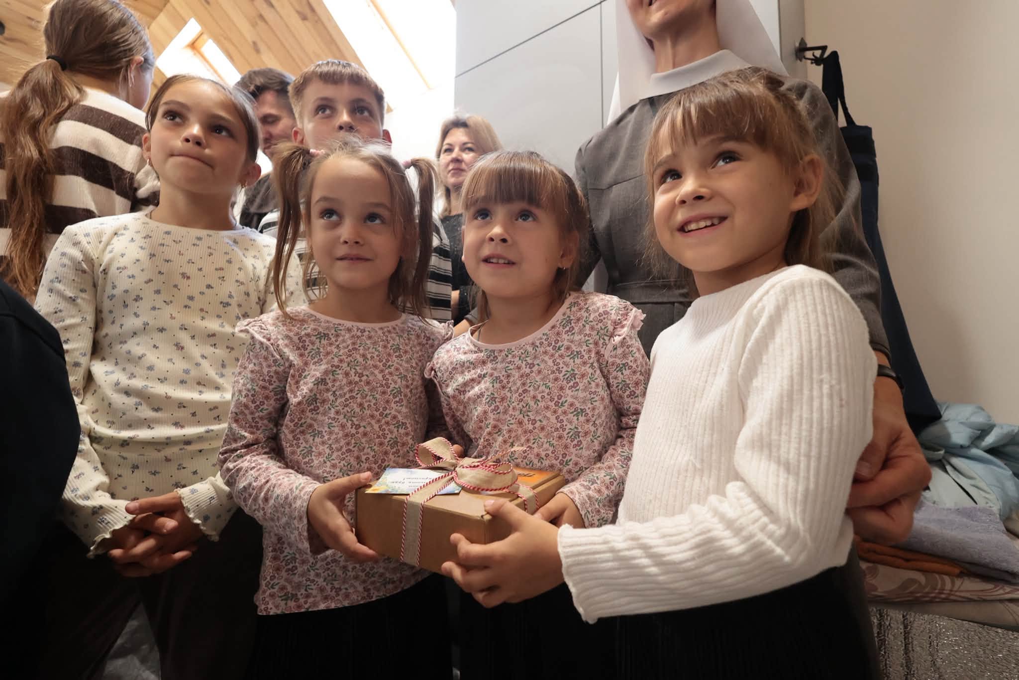 Осередок турботи та добрих справ: як у Шаргороді діти у просторі «Назарет» виготовляють свічки для допомоги ЗСУ