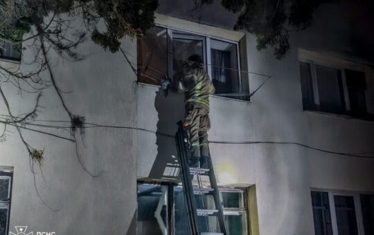 Зачинена дитина та старенька на підлозі: рятувальники Ладижина двічі за добу приходили на допомогу крізь вікна