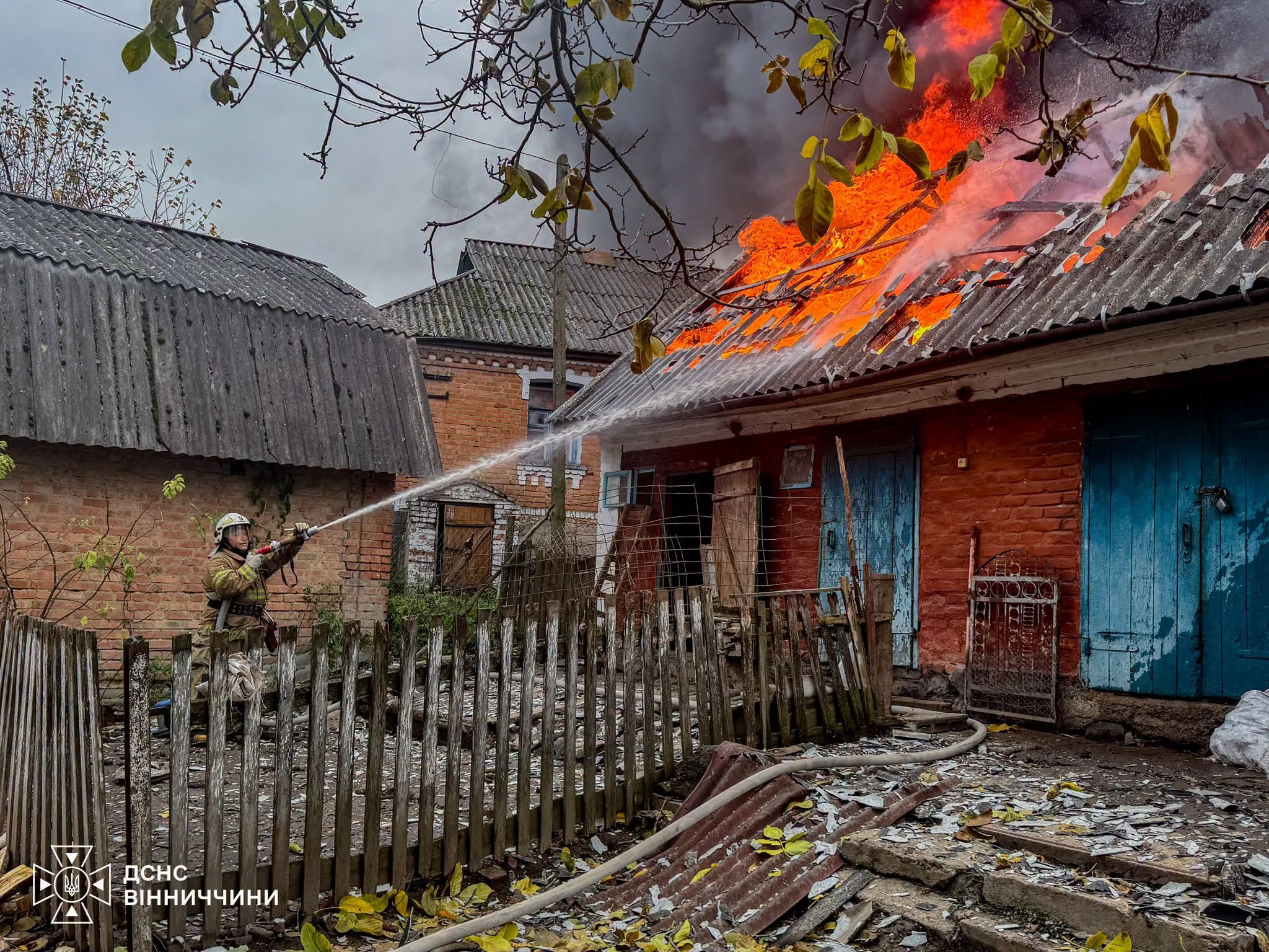 За добу на Вінниччині сталося 4 пожежі: рятувальники ліквідували загоряння у житловому секторі та адмінбудівлі