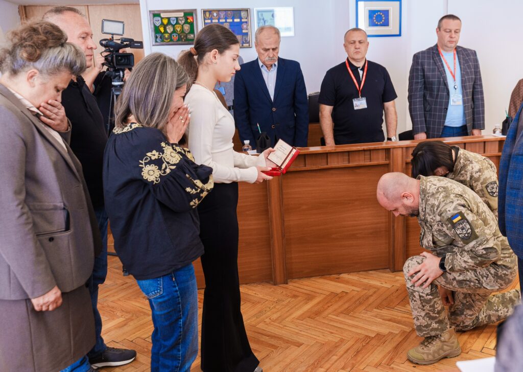 Родинам полеглих захисників Дмитра Величка та Костянтина Пахомова передали посмертні відзнаки військових