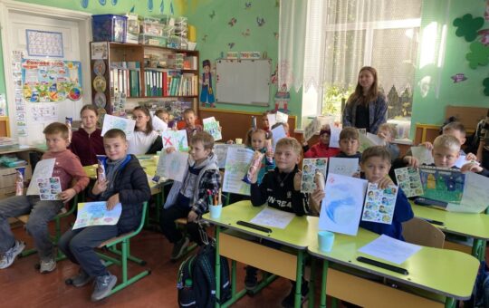 Кліматичні уроки для школярів: як у Вінницькій громаді вчать дітей дбати про довкілляЛідУ межах Українського кліматичного тижня представники департаменту відновлення та розвитку Вінницької міської ради провели серію інтерактивних занять для школярів старостинських округів. Дітям просто та цікаво пояснили суть глобальних змін клімату і те, як щоденні звички можуть допомогти зберегти планету.
