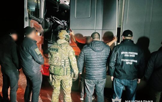 Нацполіція та СБУ викрили міжнародний канал нелегальної міграції: вилучено валюту та затримано організатора