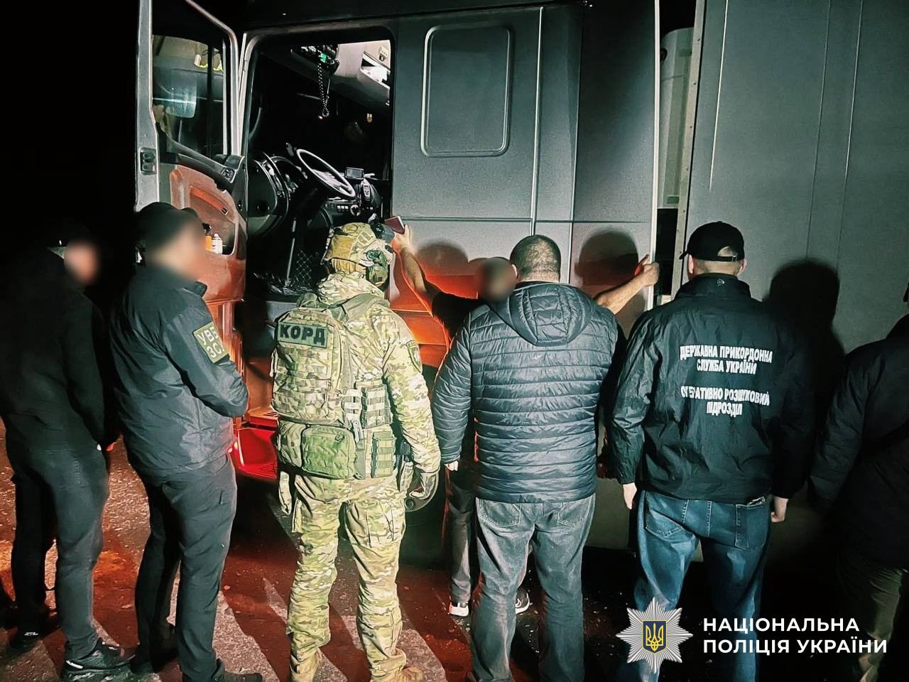 Нацполіція та СБУ викрили міжнародний канал нелегальної міграції: вилучено валюту та затримано організатора